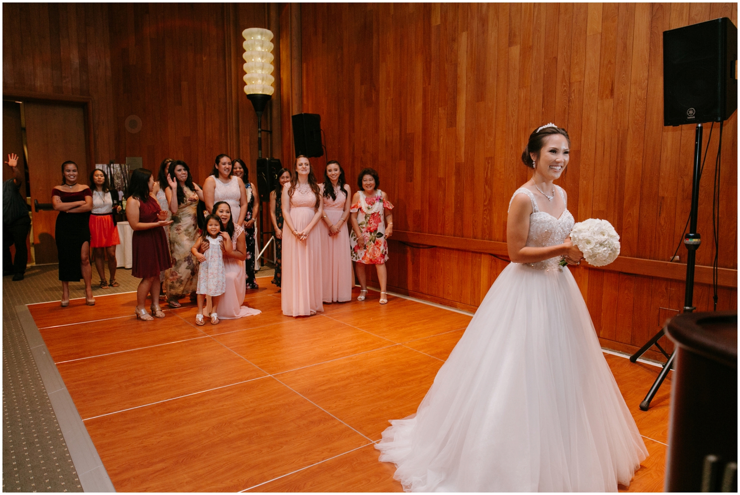 bouquet toss, Halekulani Hotel Wedding Photos, Waikiki Hawaii Wedding Photographer, Hawaii Wedding Photographer, Hawaii Wedding Photos, Hotel Wedding in Hawaii, Halekulani Hotel, Waikiki Wedding
