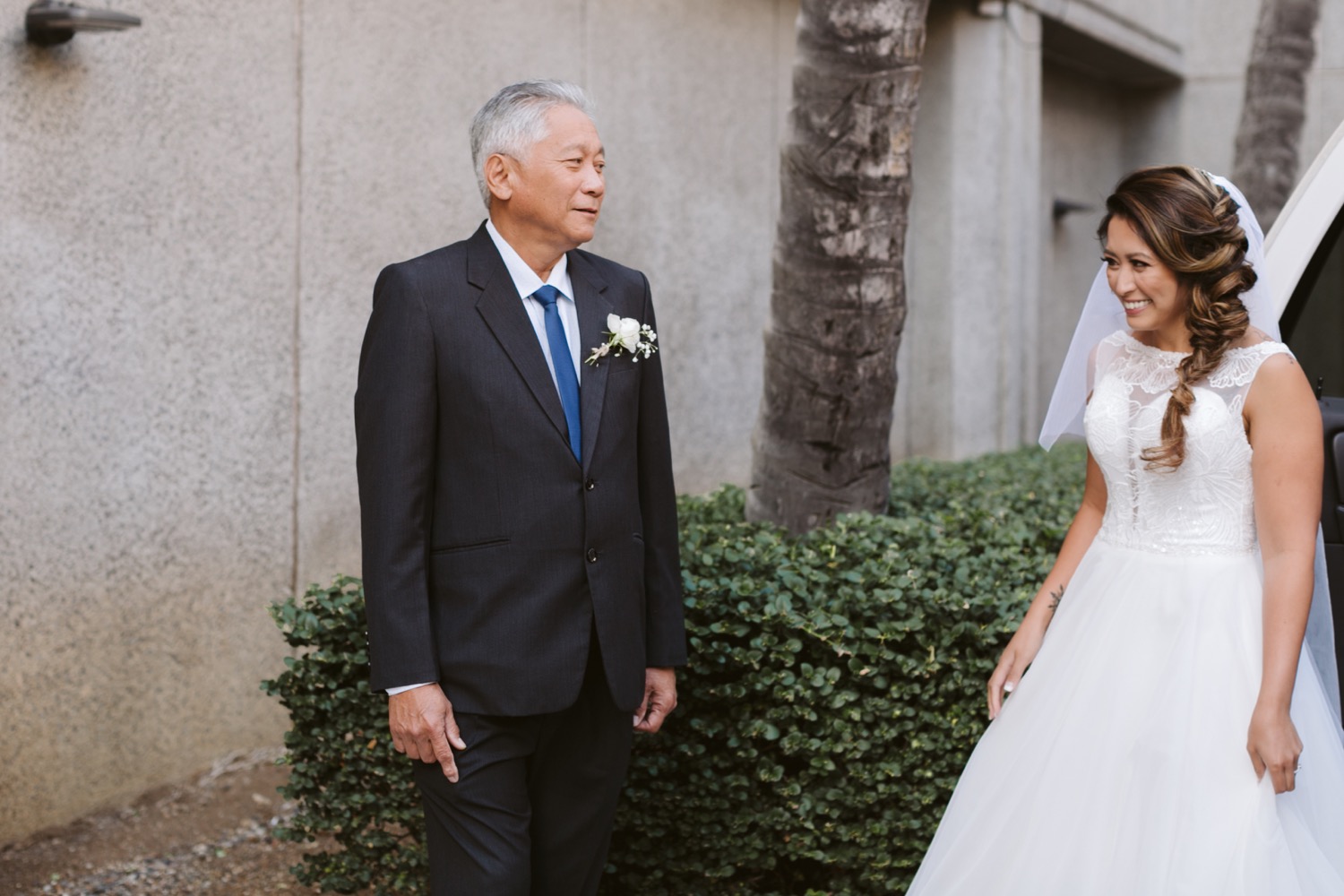 92_Julia_Hawaii_look_Honolulu_Wedding_Bride_Cafe_dad_first.jpg