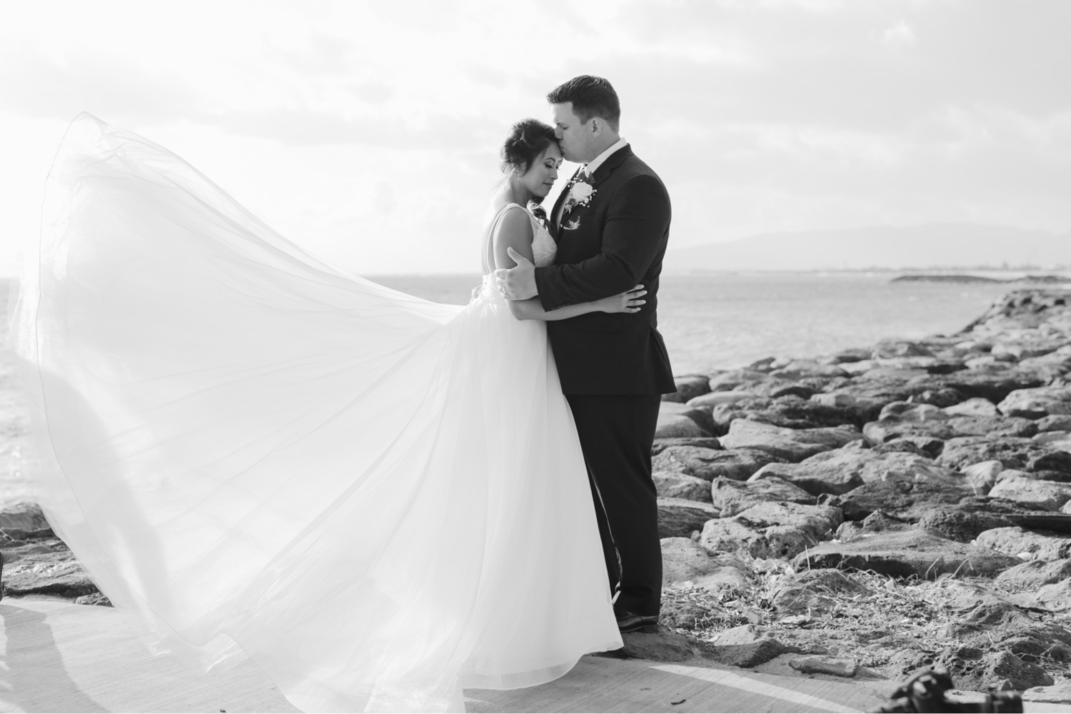 Julia_Groom_Hawaii_Waterfront_Bride_Wedding_Cafe_palm_trees_Honolulu_Kakaako.jpg