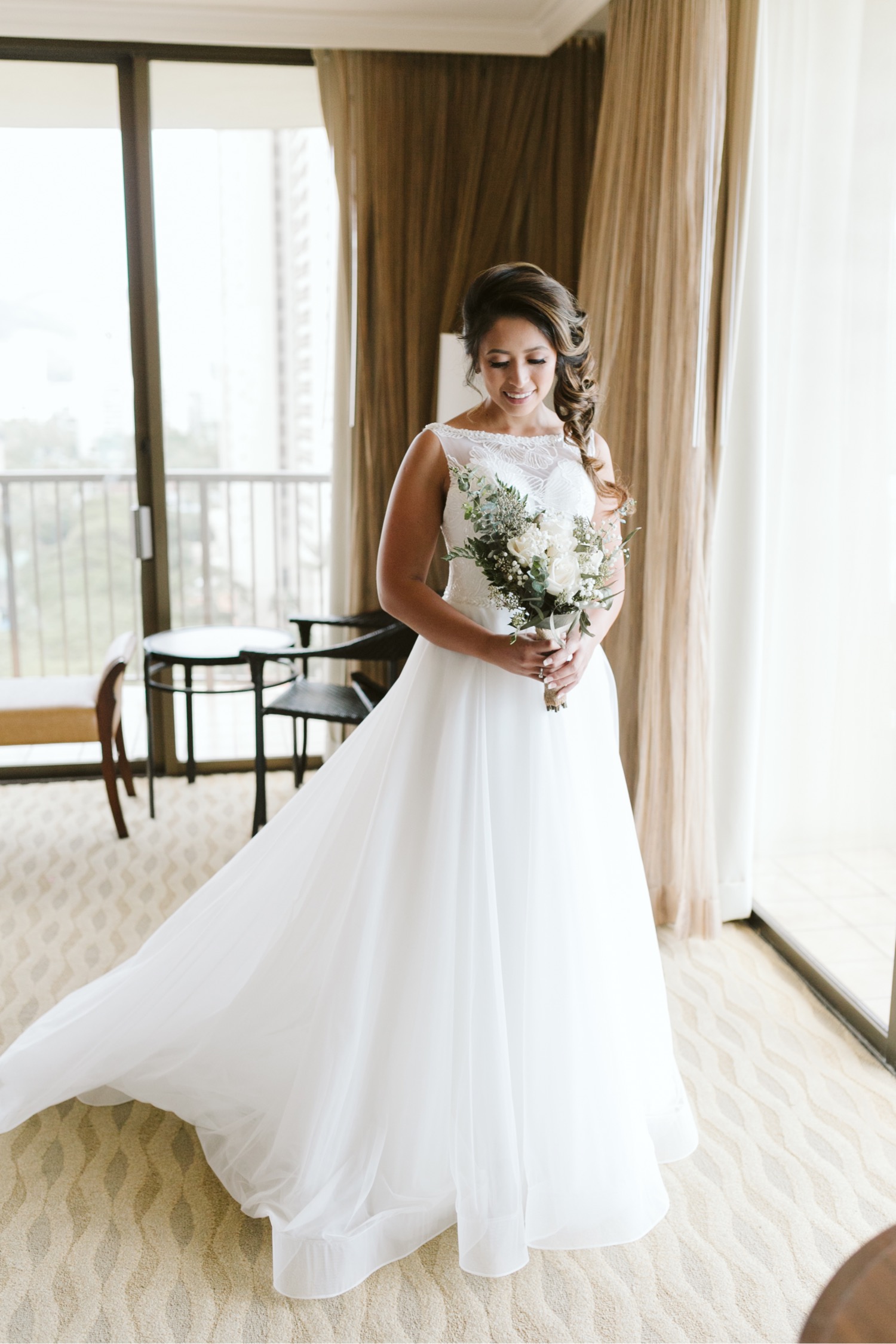 014_Brayden-Julianne-Wedding-29_Hilton_Village_portrait_Hawaiian_Bride_Bouquet_getting_flowers_ready.jpg