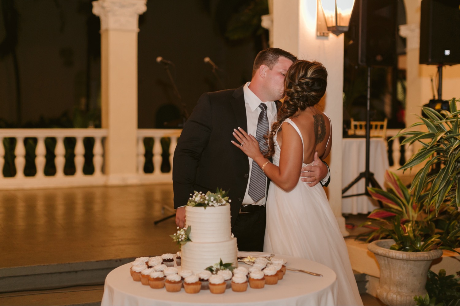 Julia_Groom_Cake_Hawaii_Honolulu_Bride_Wedding_Cutting_Cafe_reception_Cupcakes.jpg