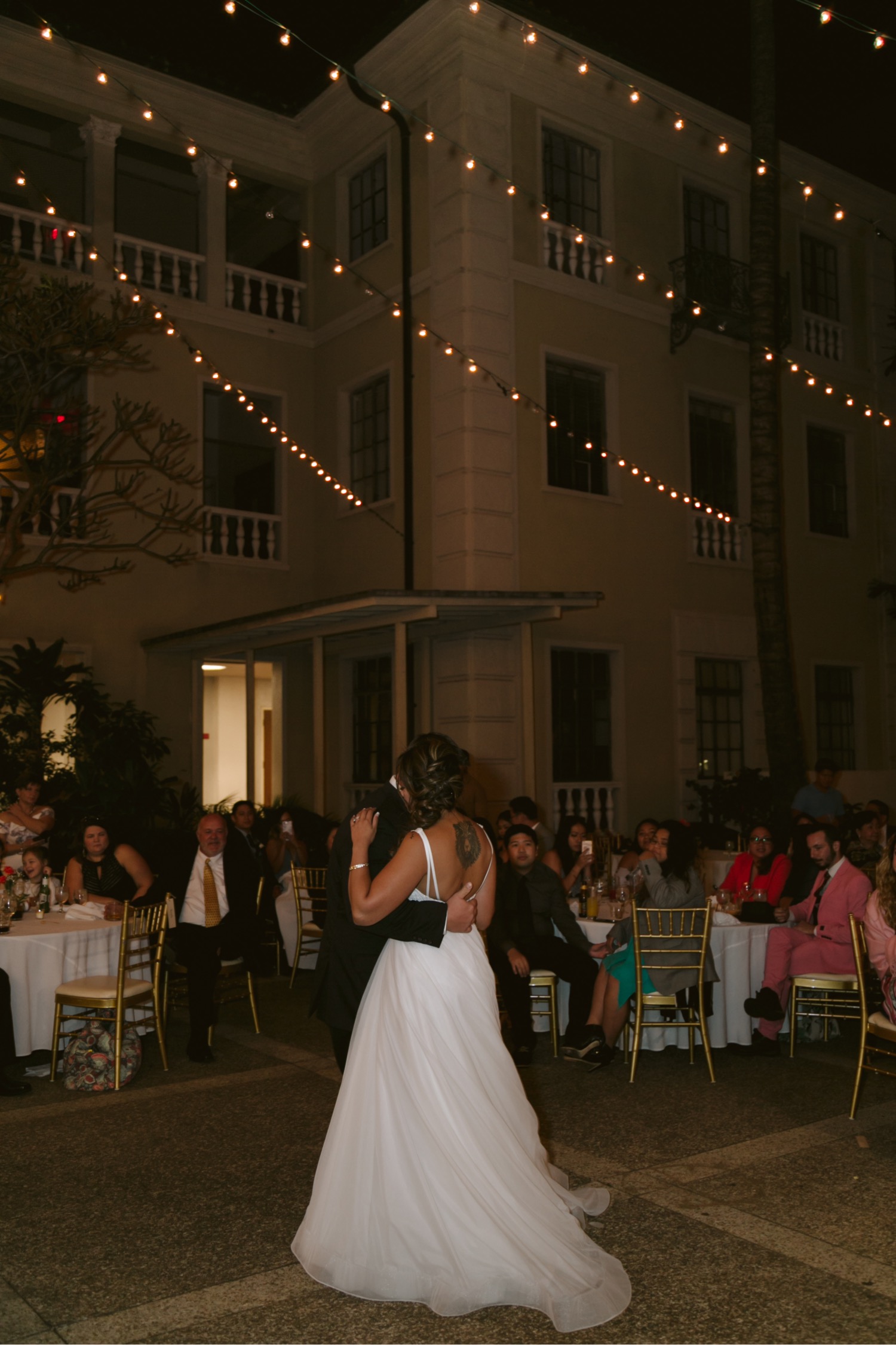 Julia_Groom_Hawaii_Honolulu_Bride_Wedding_Cafe_reception.jpg