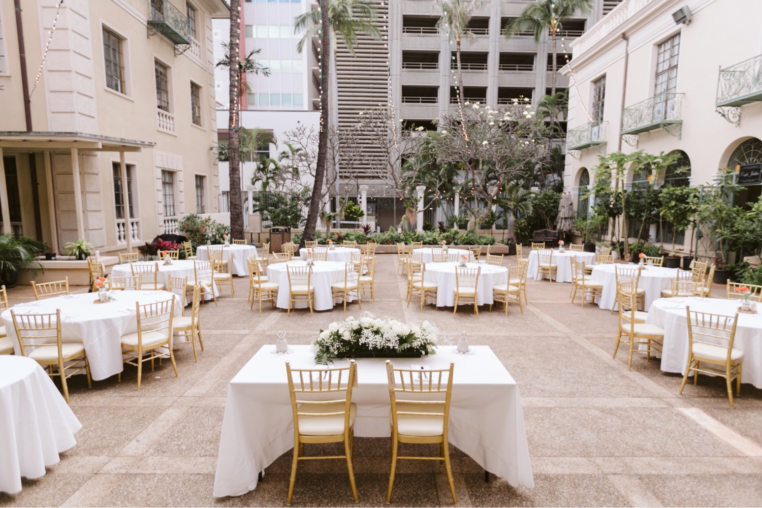 Julia_Hawaii_Sweetheart_Honolulu_Wedding_Cafe_table_reception.jpg