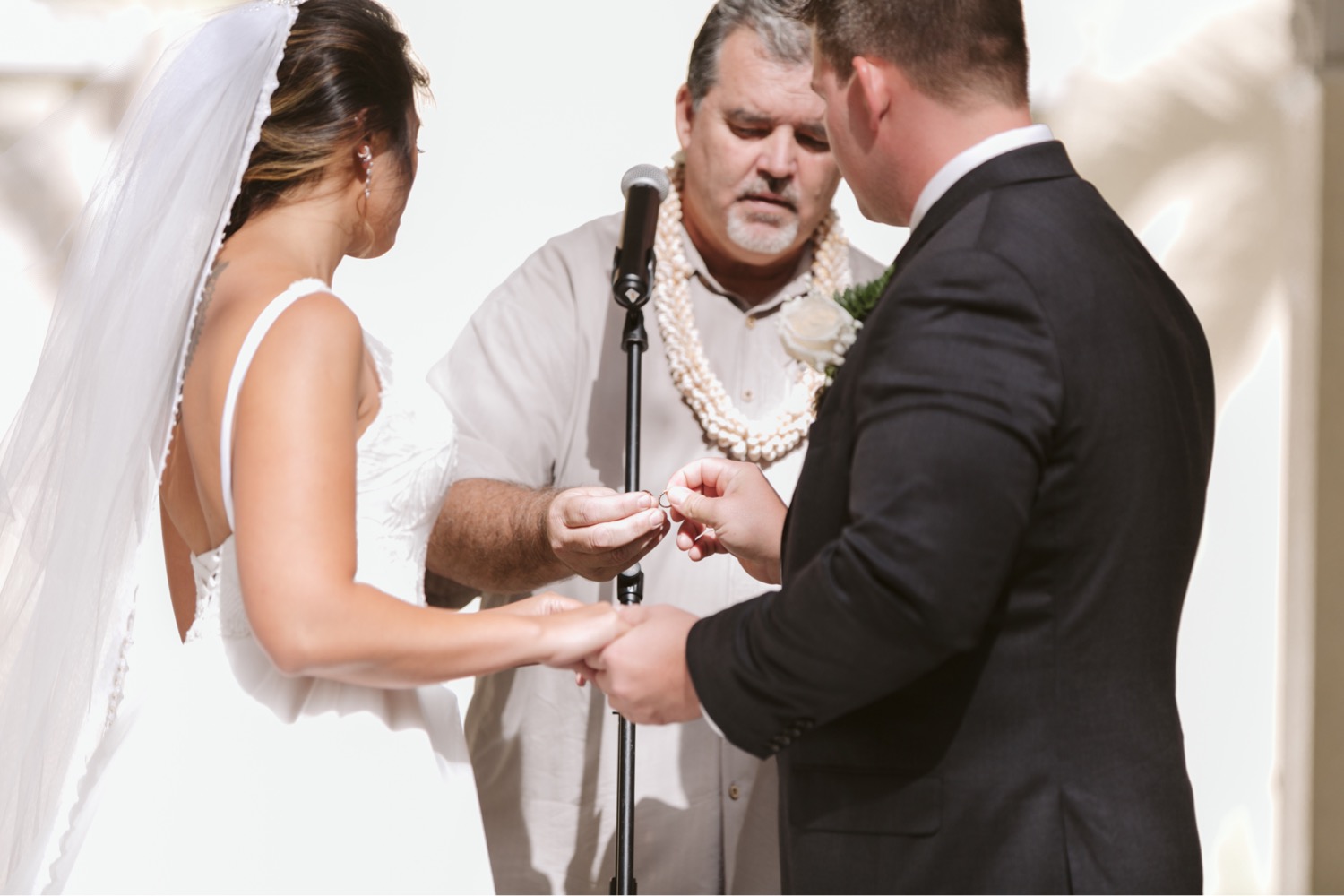 Julia_Vows_Hawaii_Groom_exchange_Ceremony_ring_Cafe_Wedding_Honolulu_Bride.jpg