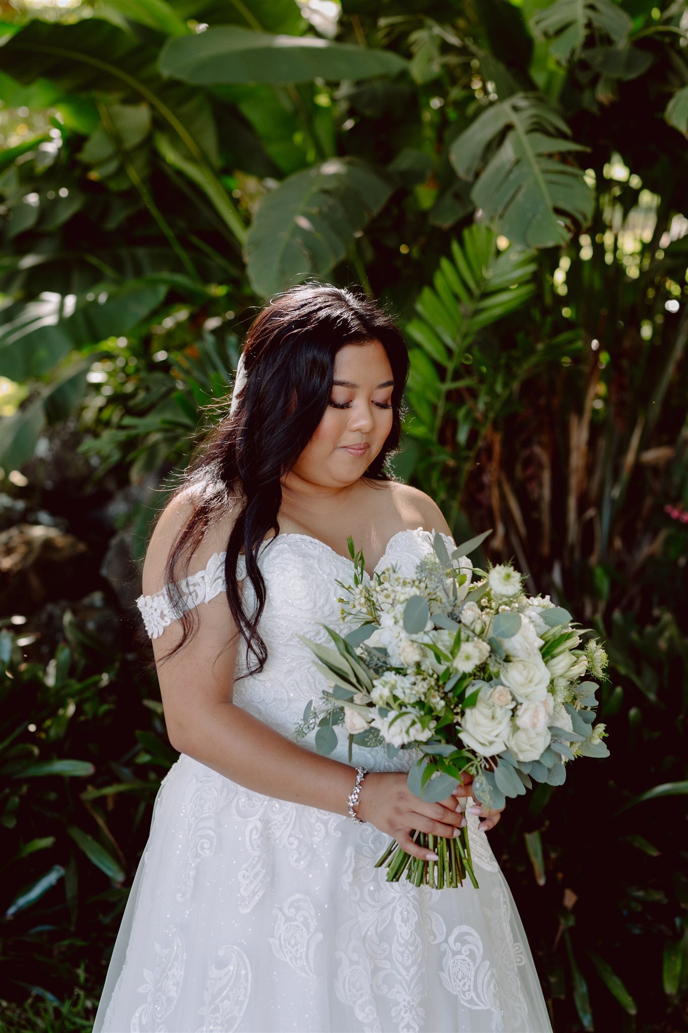 paliku-gardens-kualoa-ranch-wedding-photographer-37vp-bride-bridals-bouquet.jpg